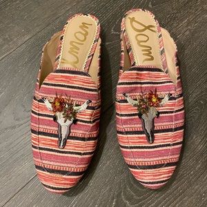 Sam Edelman – Jillian Southwest Applique Mule
MULBERRY / 10